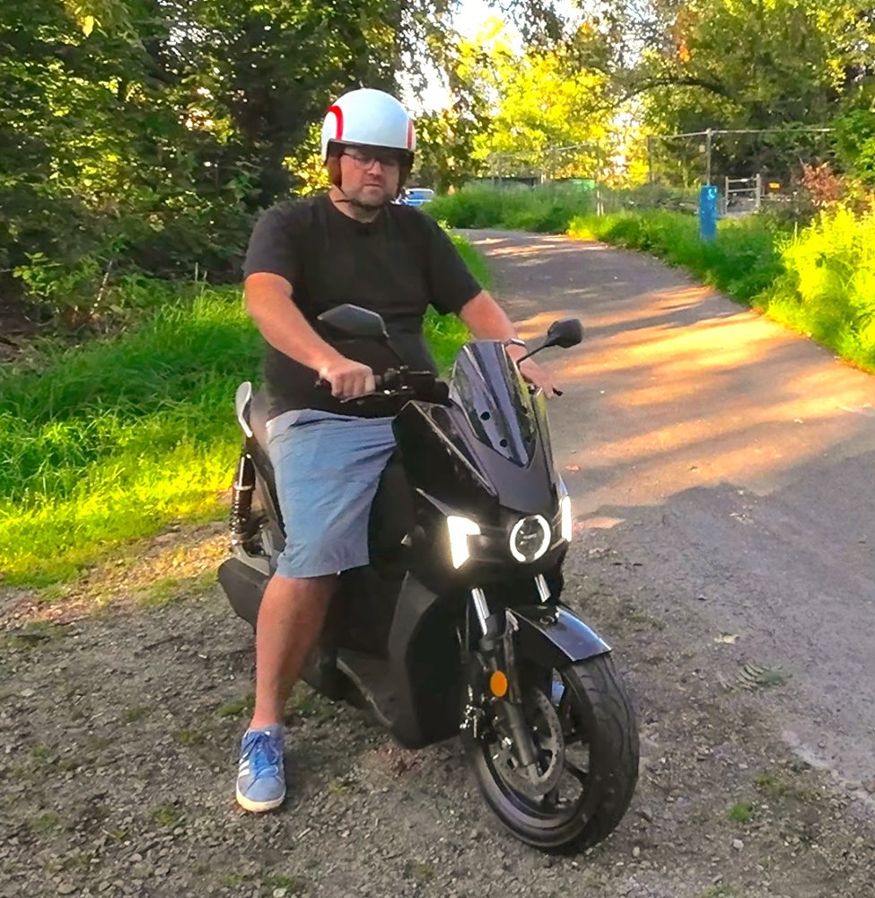 Manuel Lieske auf einem Elektroroller