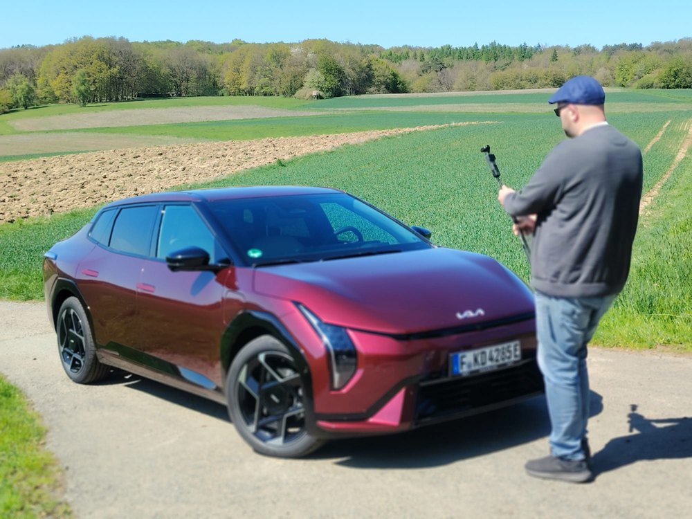 Manuel Lieske filmt einen Kia EV4 am Feldrand