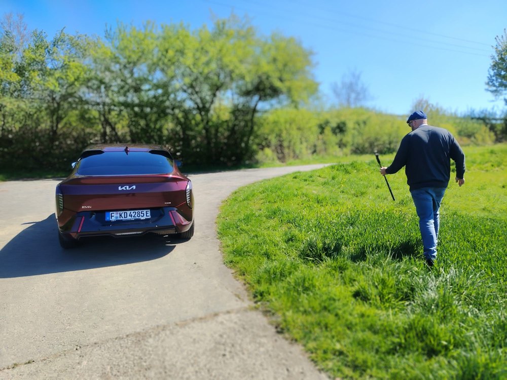 Kia EV4 auf einem Feldweg waehrend eines Tests