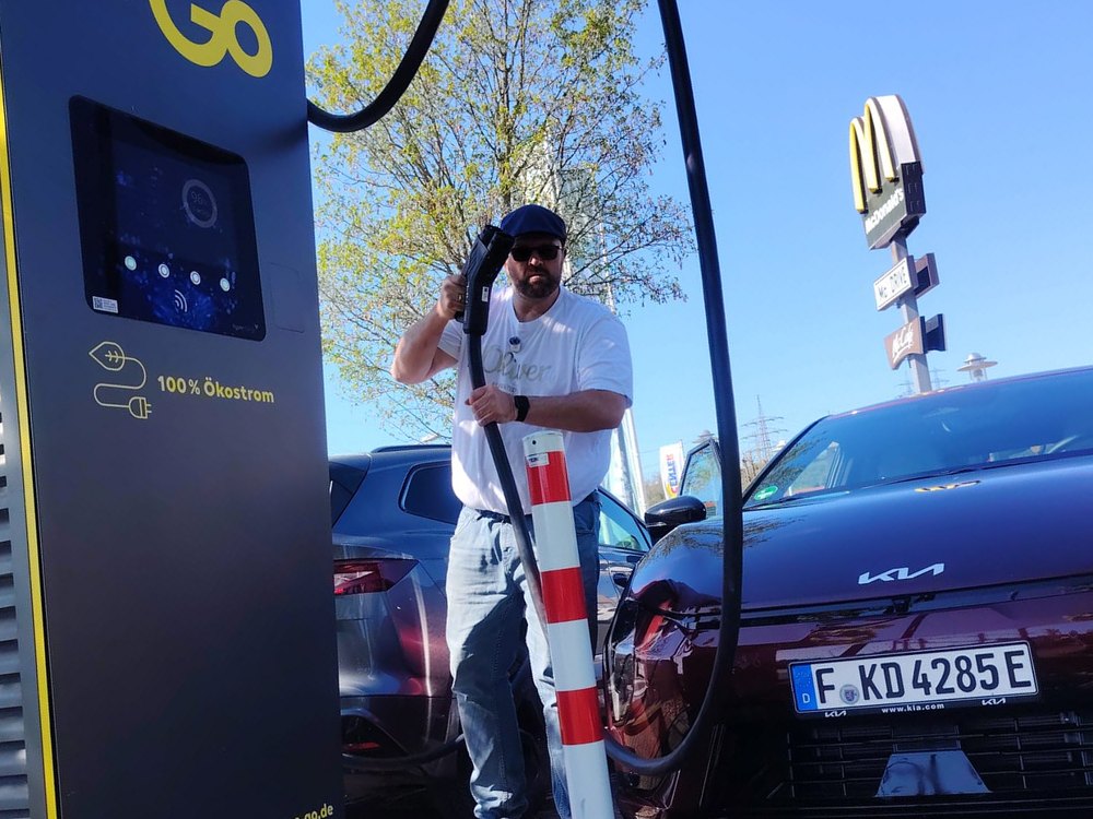 Manuel Lieske laedt einen Kia EV4 an einer EWE-Go-Ladesaeule