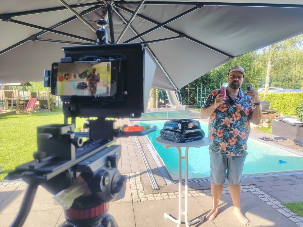 Test eines Poolroboters, Kamera unter dem Sonnenschirm