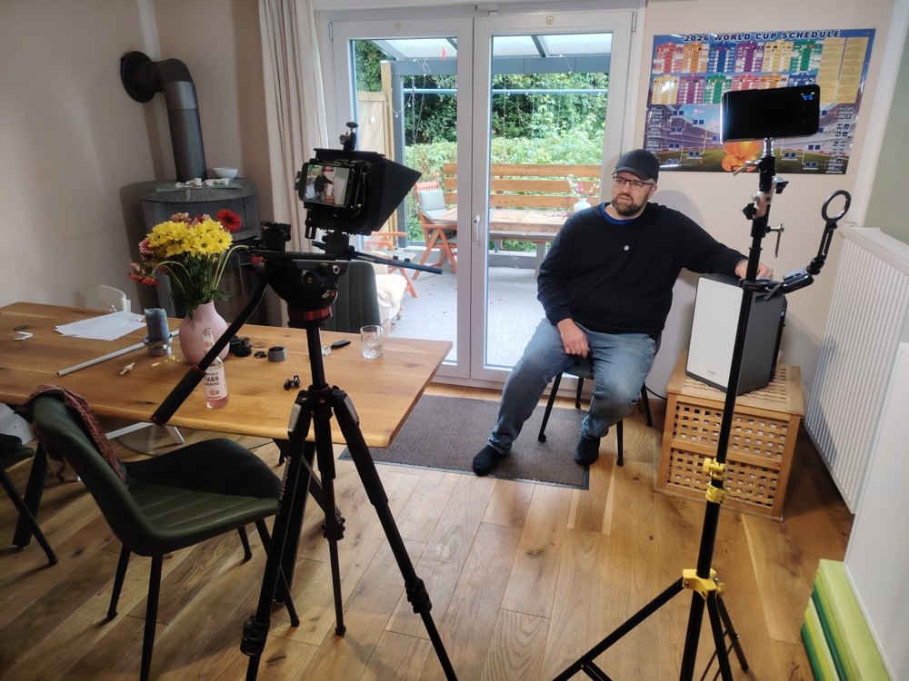 Aufnahme-Aufbau im Esszimmer mit Kamera, Teleprompter und Licht