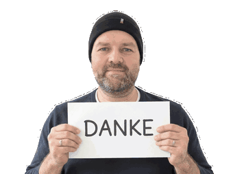 Manuel Lieske haelt ein Schild mit der Aufschrift DANKE