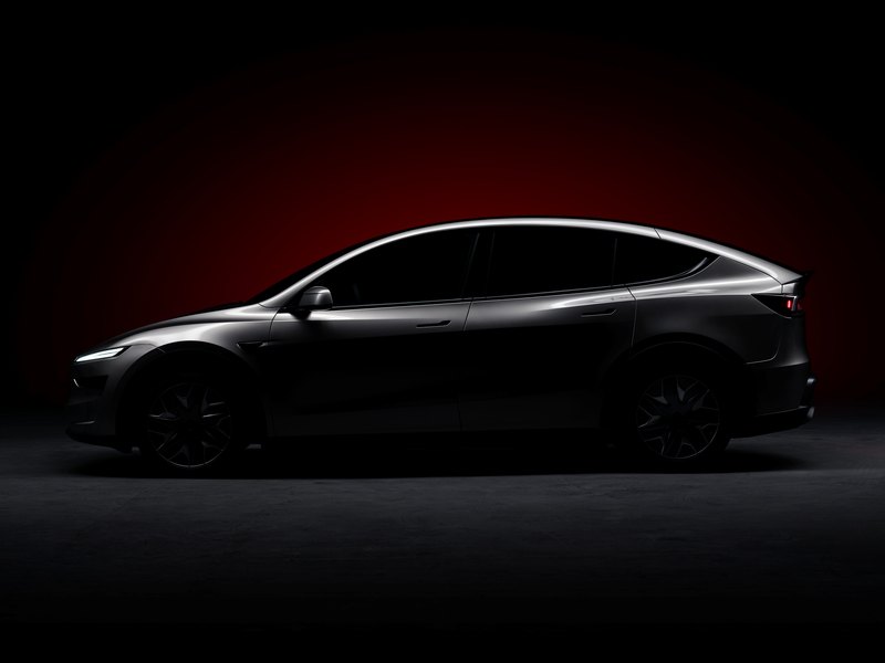 Tesla Model Y in einer dunklen Studioaufnahme