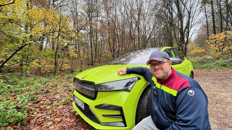 Manuel Lieske neben seinem Elektroauto