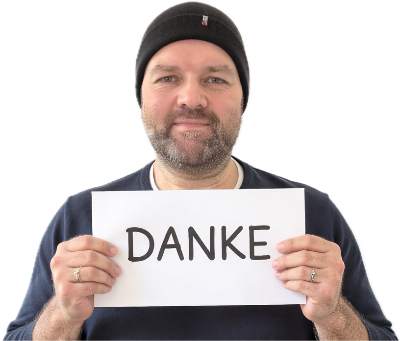 Manuel Lieske haelt ein Schild mit der Aufschrift DANKE