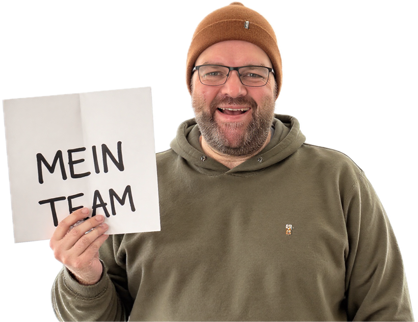 Manuel Lieske haelt ein Schild mit der Aufschrift Mein Team
