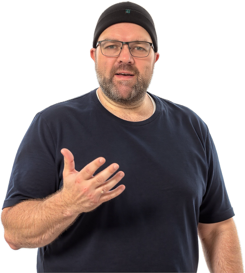 Manuel mit der Hand auf der Brust