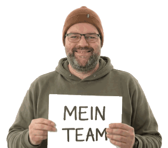 Manuel Lieske haelt ein Schild mit der Aufschrift Mein Team