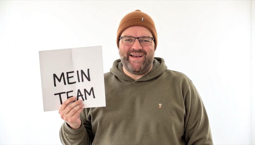 Manuel Lieske haelt ein Schild mit der Aufschrift Mein Team
