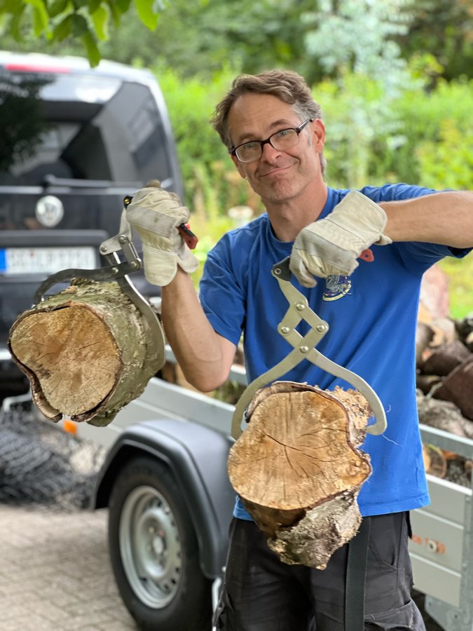 Normen, freier Mitarbeiter bei Familie elektrisiert, beim Verladen von Holz