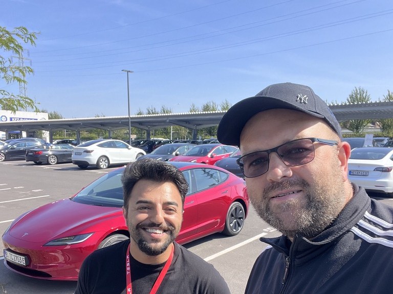 Manuel Lieske holt ein Tesla Model 3 fuer einen Test ab