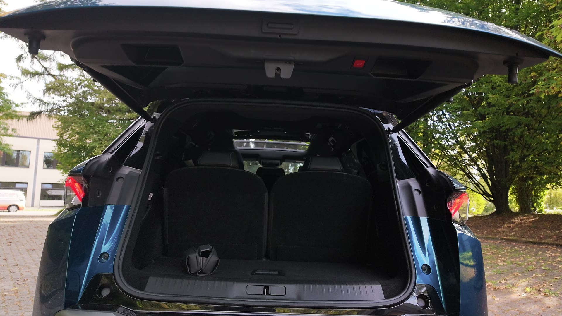 Geöffneter Kofferraum des Peugeot E-5008 mit Blick auf die umklappbaren Sitzreihen
